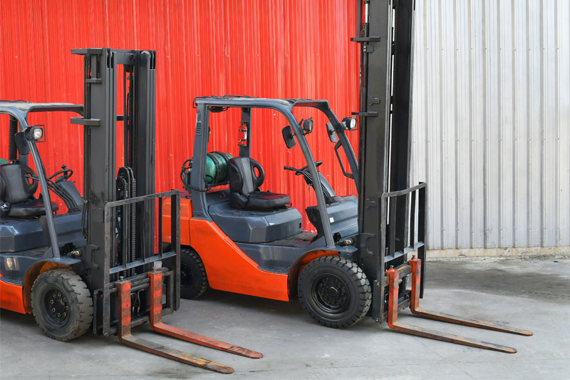 Carretilla elevadora frontal parada en almacén 